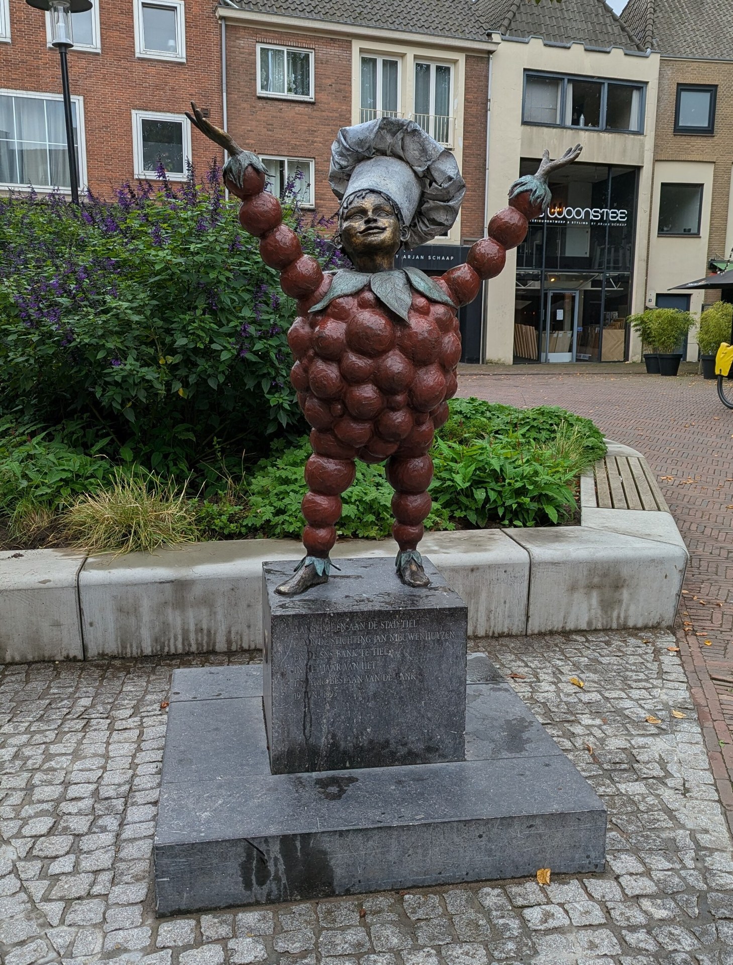 Het standbeeld van Flipje in Tiel.