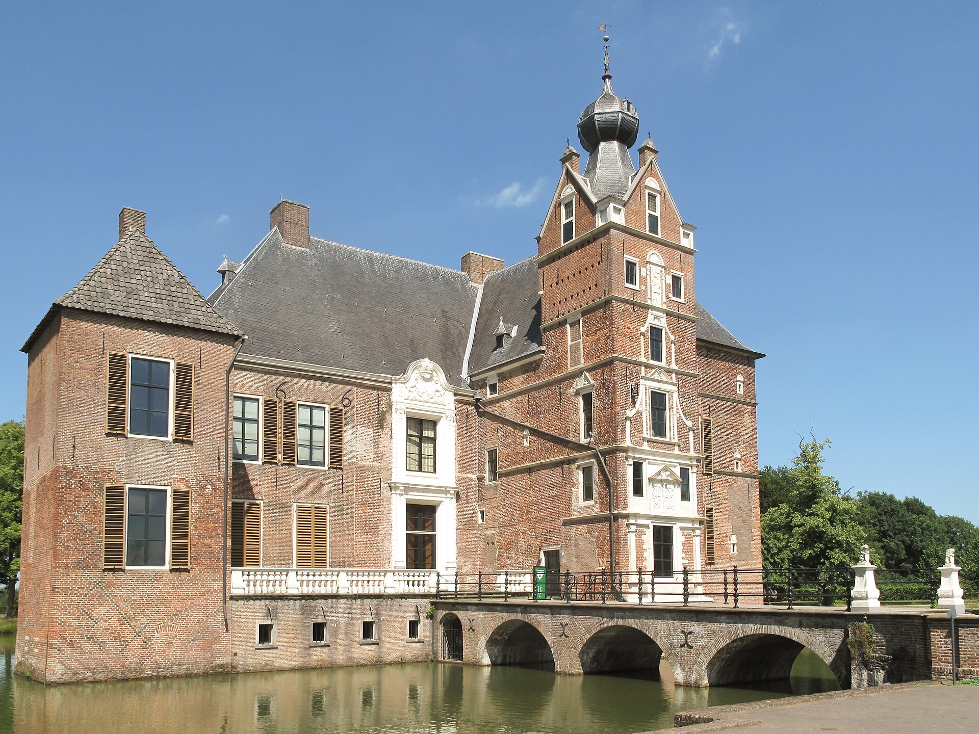 Kasteel Cannenburch in Vaassen, met de gracht en toegangsbrug.