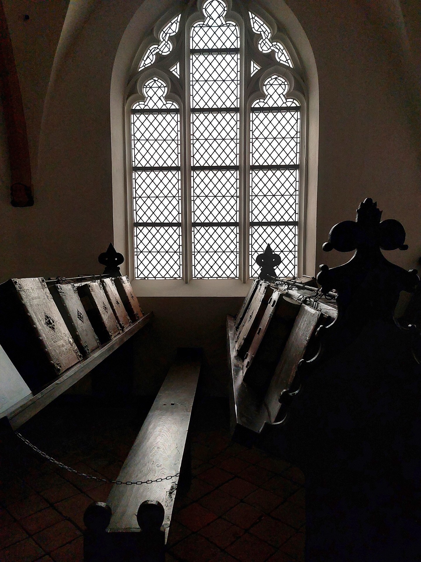 Lessenaars met boeken in de Librije van Zutphen.