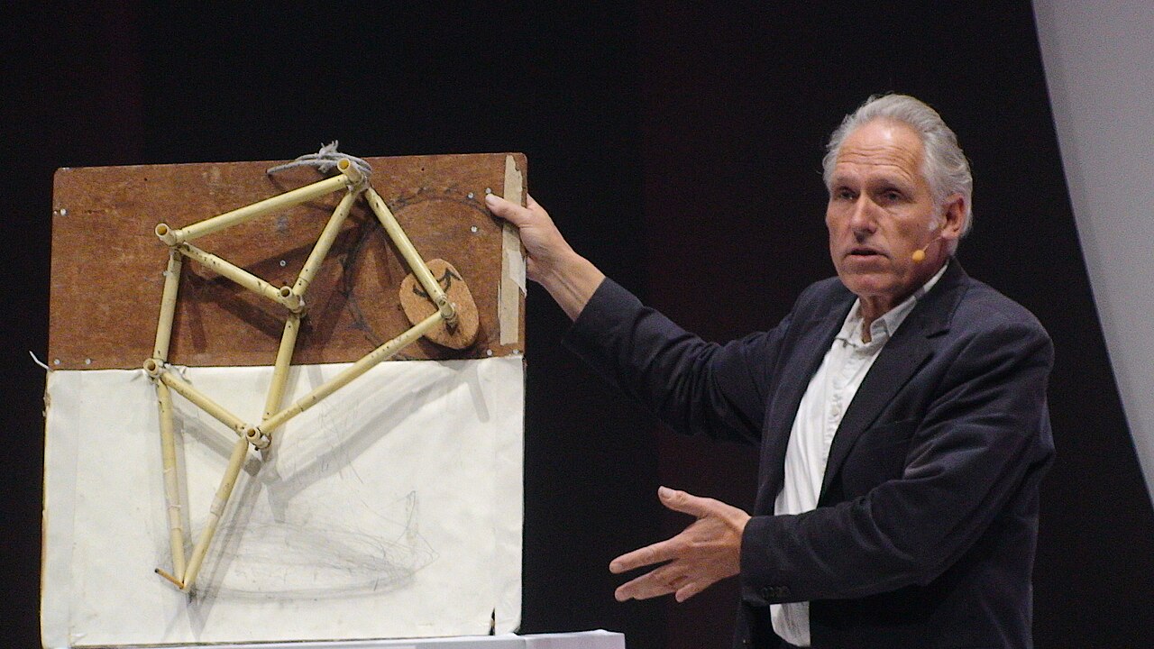 Kunstenaar Theo Jansen tijdens CWF08 op 19 november 2008. Archiefportret, geen foto van de Delftse expositie in 2026.