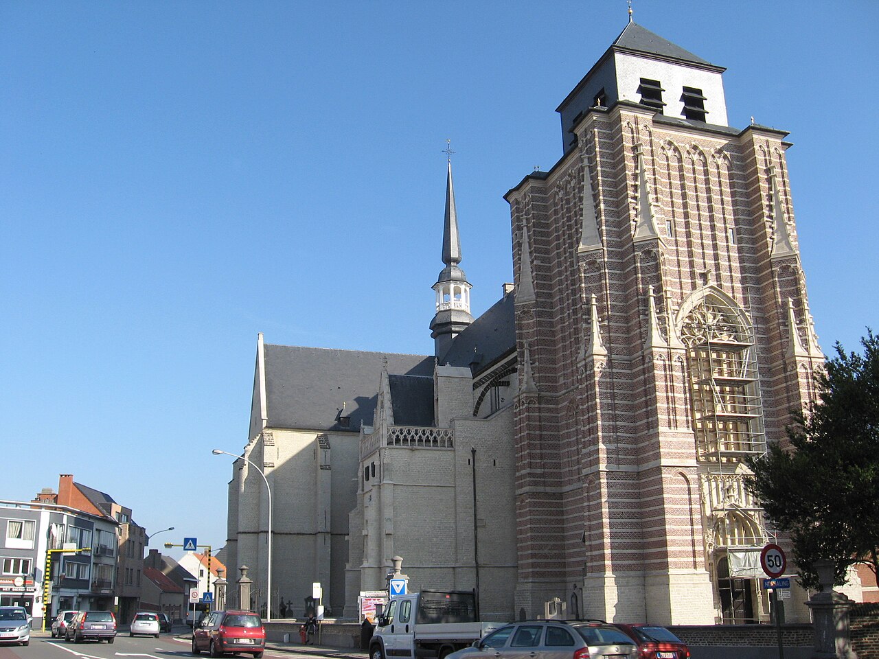 De Sint-Dimpnakerk in Geel. Archiefbeeld van de kerk, geen foto van een gastgezin of zorgsituatie.
