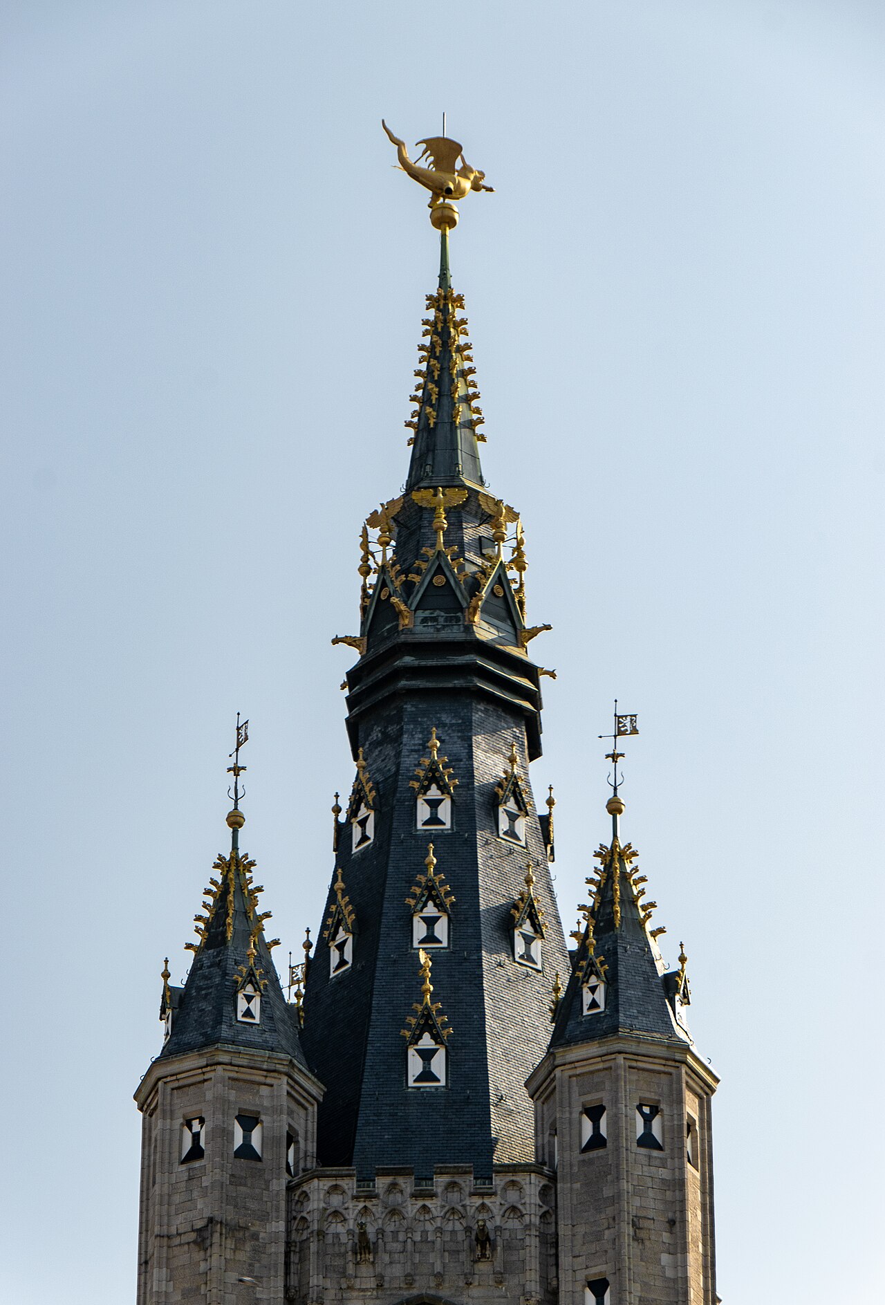 De torenspits met de draak van het Gentse Belfort. Archiefbeeld, geen tijdelijke vuurinstallatie.