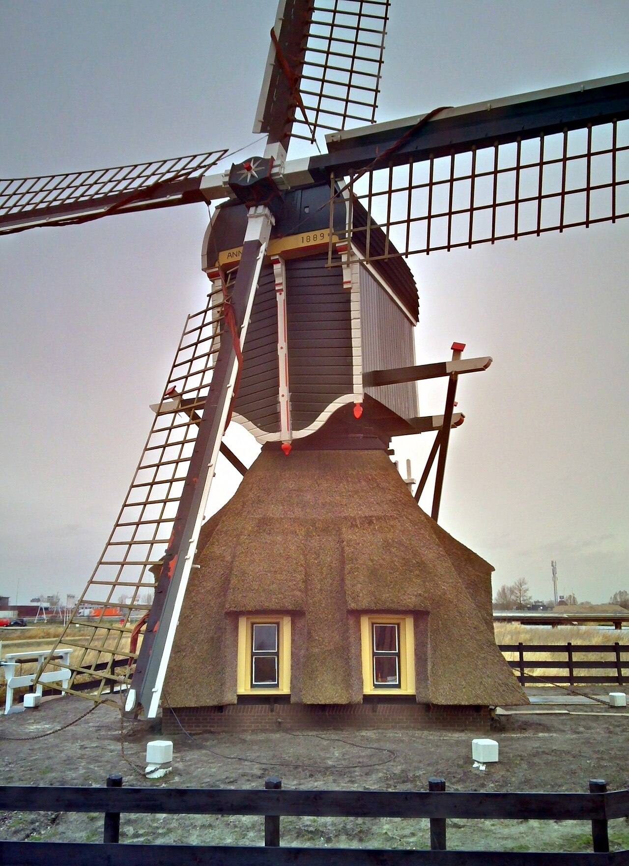 De Munnikkenmolen in de Munnikkenpolder. Archiefbeeld op de nieuwe locatie.