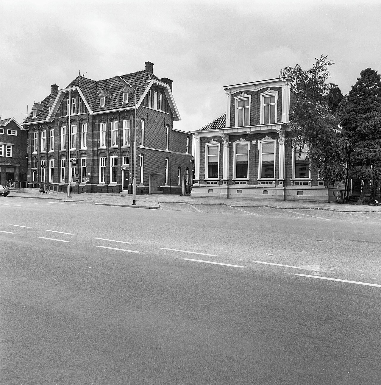 Bebouwing aan het Oosterdiep in Veendam. Historisch straatbeeld, geen actuele verkeerssituatie.