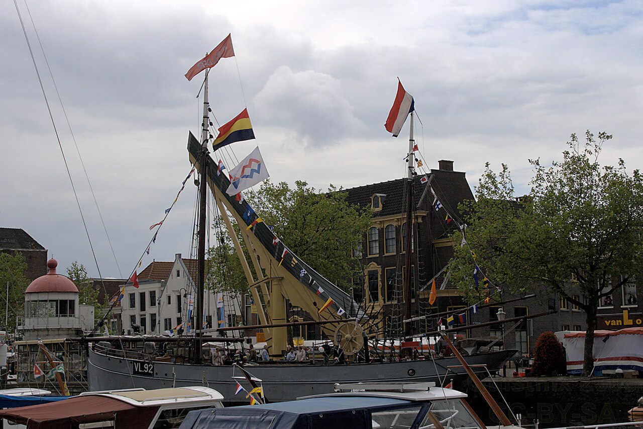 Het Visserijmuseum, de Balder en een kraan in Vlaardingen. Archiefbeeld; geen foto van de beschreven wijnkist.