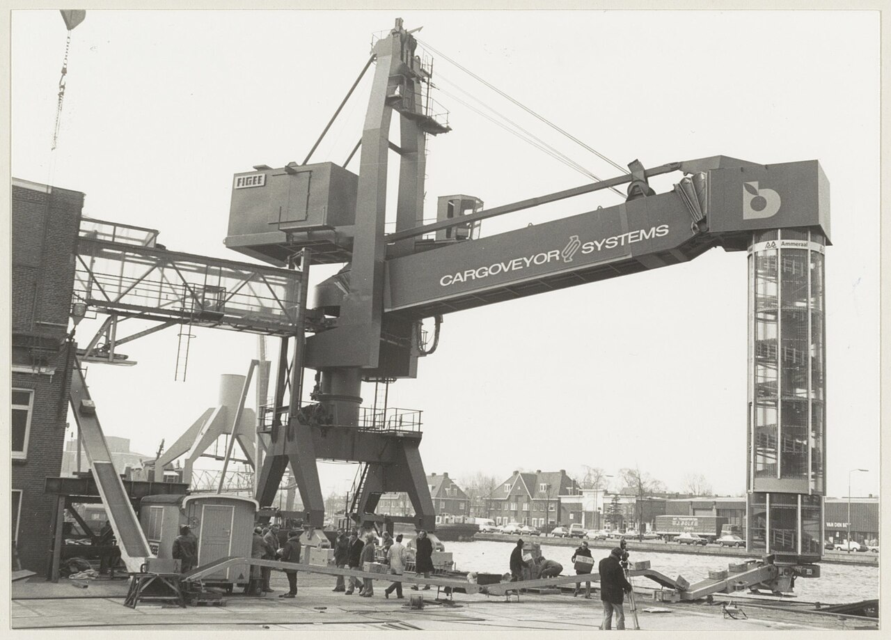 Een bananenlosinstallatie op de kade bij Figee in Haarlem. Historische opname uit de collectie Noord-Hollands Archief.
