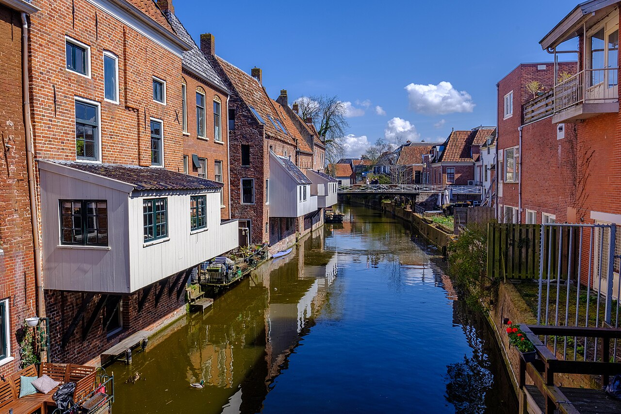 De hangende keukens steken uit boven het Damsterdiep in Appingedam.