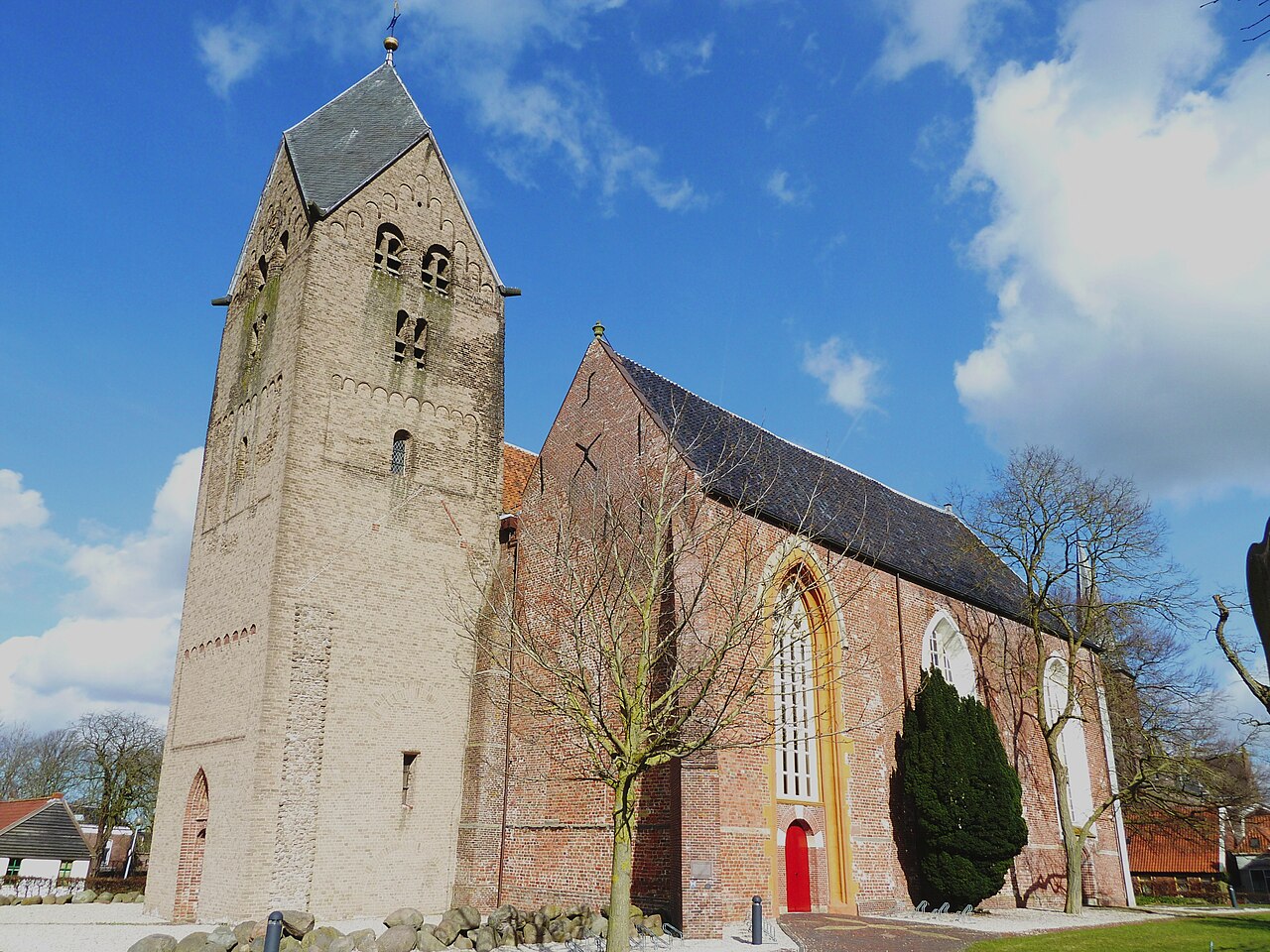 De Walfriduskerk in Bedum met haar scheve toren.
