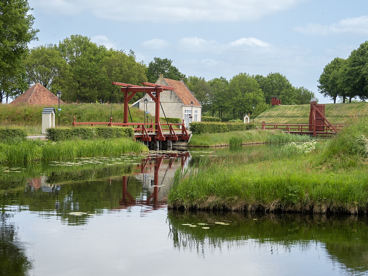 Grachten en houten bruggen van de gereconstrueerde vesting Bourtange.