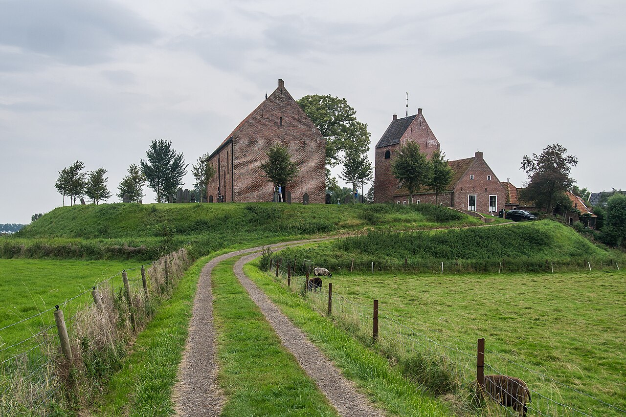 De kerk van Ezinge op de verhoogde wierde.