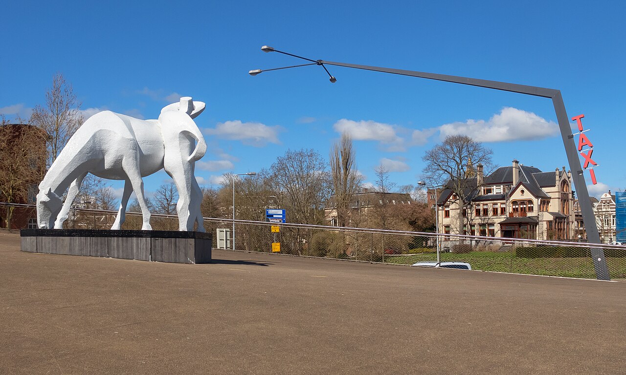 Het witte beeld Peerd van Ome Loeks met station op de achtergrond.