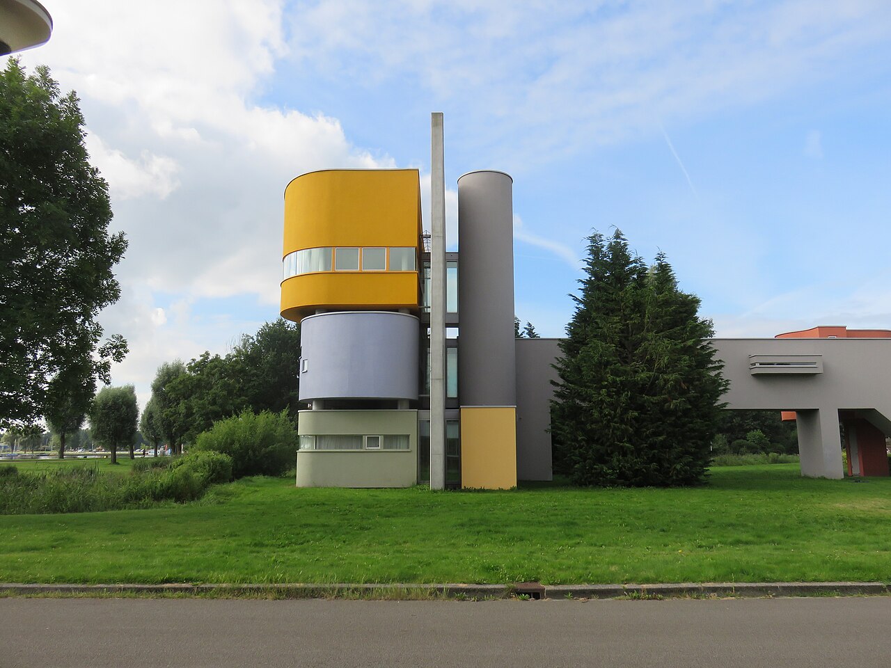 Wall House #2 aan het Hoornse Meer, met de grote wand en gekleurde bouwdelen.