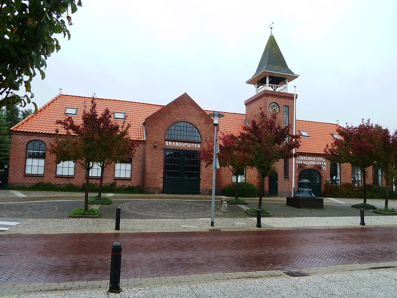 De voorgevel en toren van de voormalige klokkengieterij in Heiligerlee.