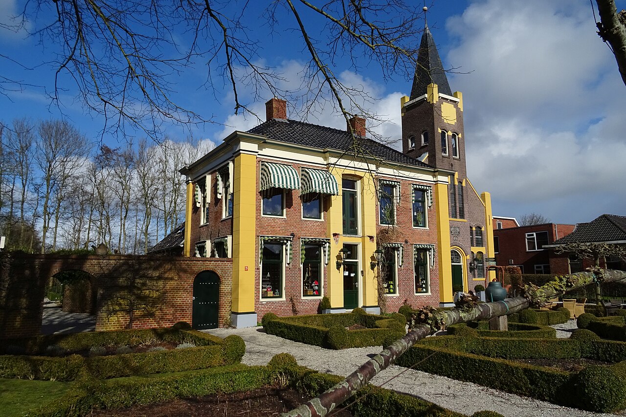 Het voormalige kerkgebouw van De Theefabriek in Houwerzijl.
