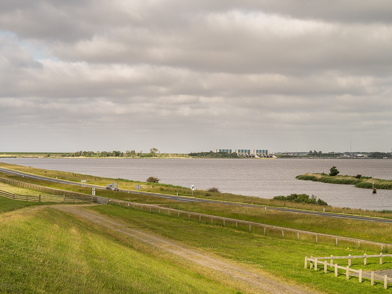 Het Lauwersmeer gezien vanaf de dijk, met de sluizen op de achtergrond.