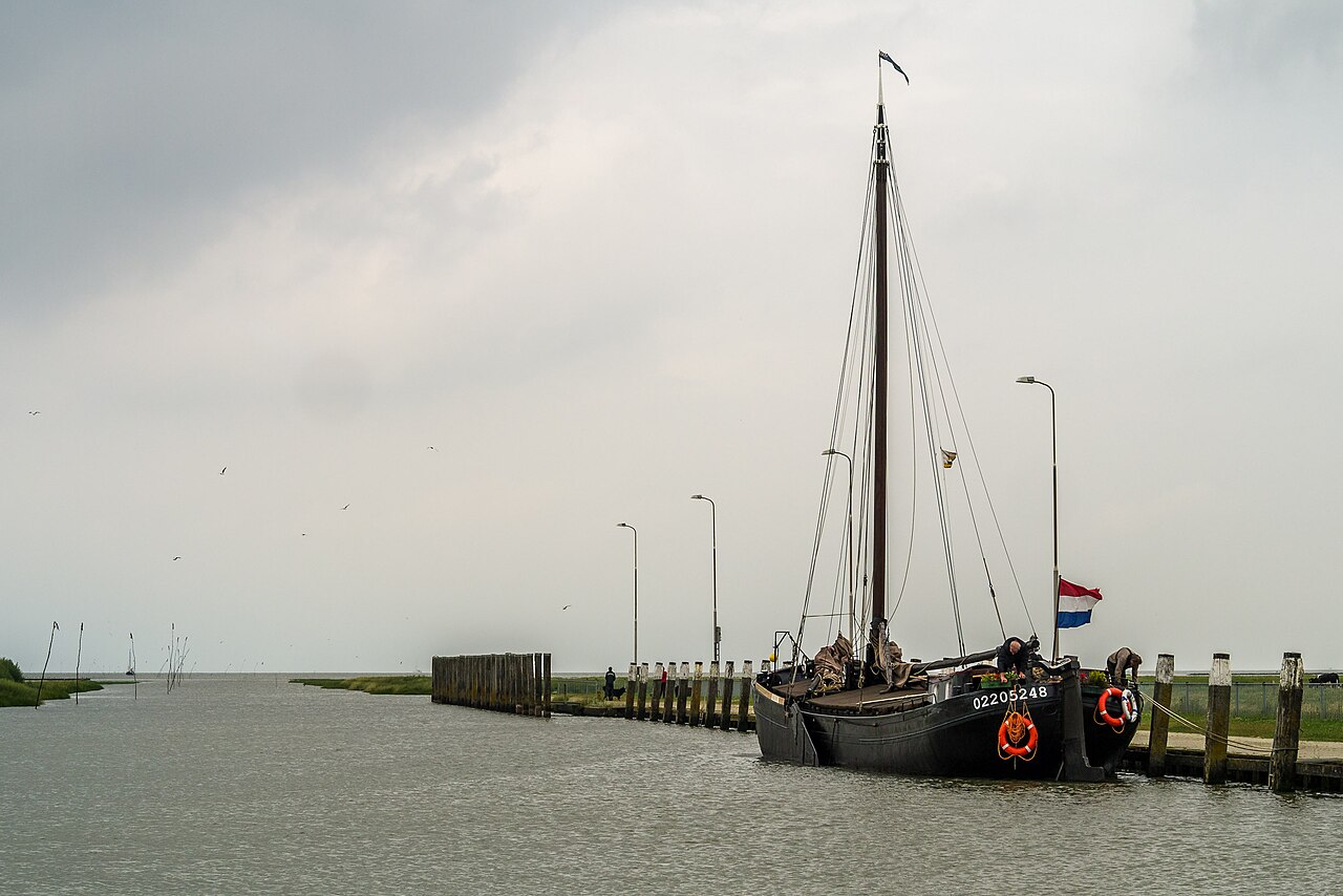 Een oud transportschip in de getijdenhaven van Noordpolderzijl.