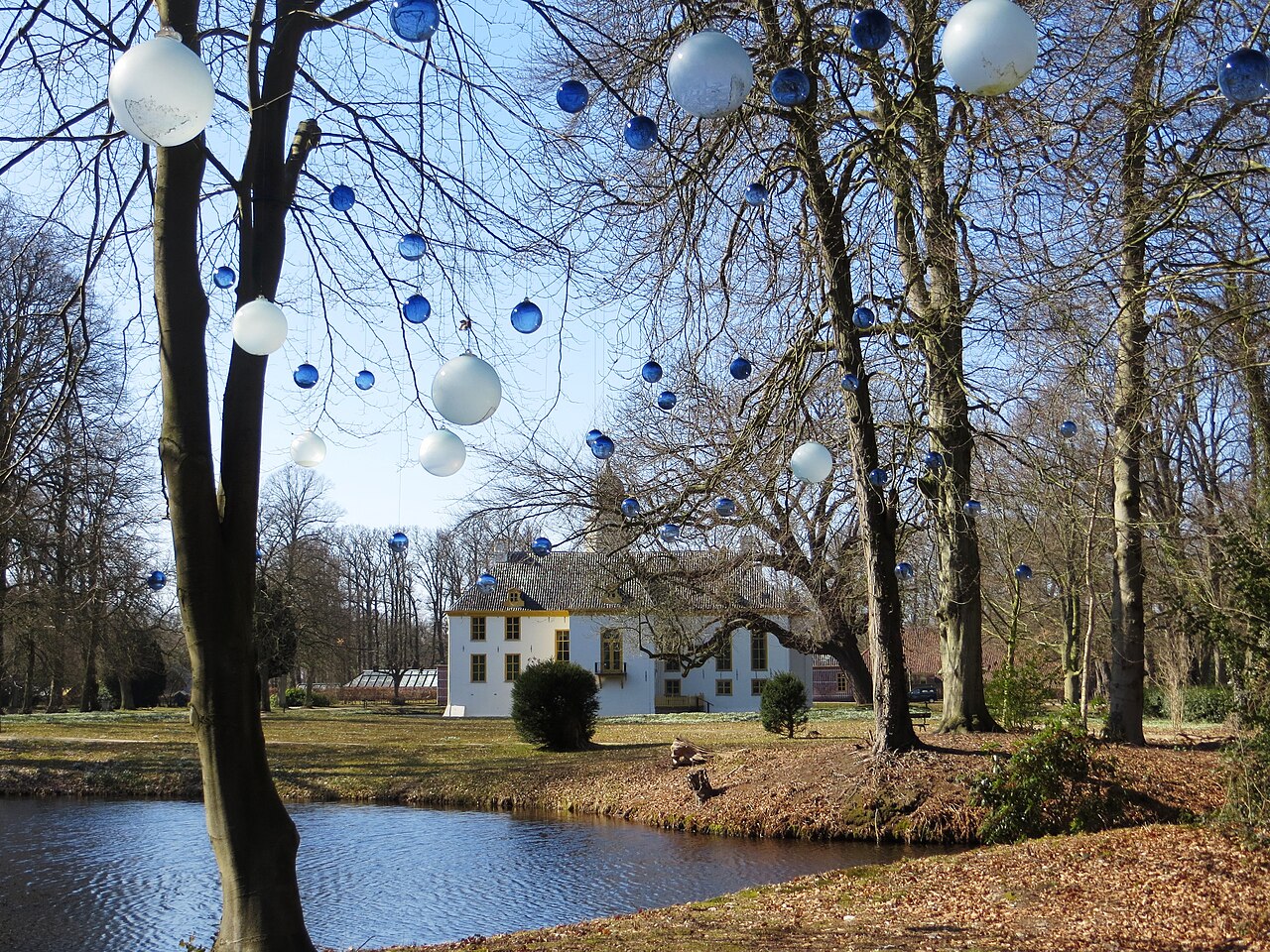 De Fraeylemaborg in Slochteren met water en groen op het landgoed.
