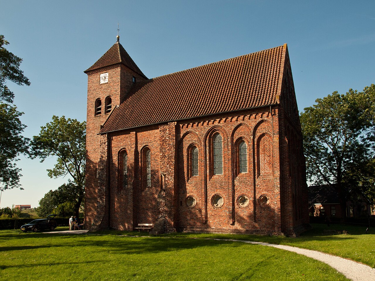 De Ursuskerk van Termunten met toren en bakstenen gevels.