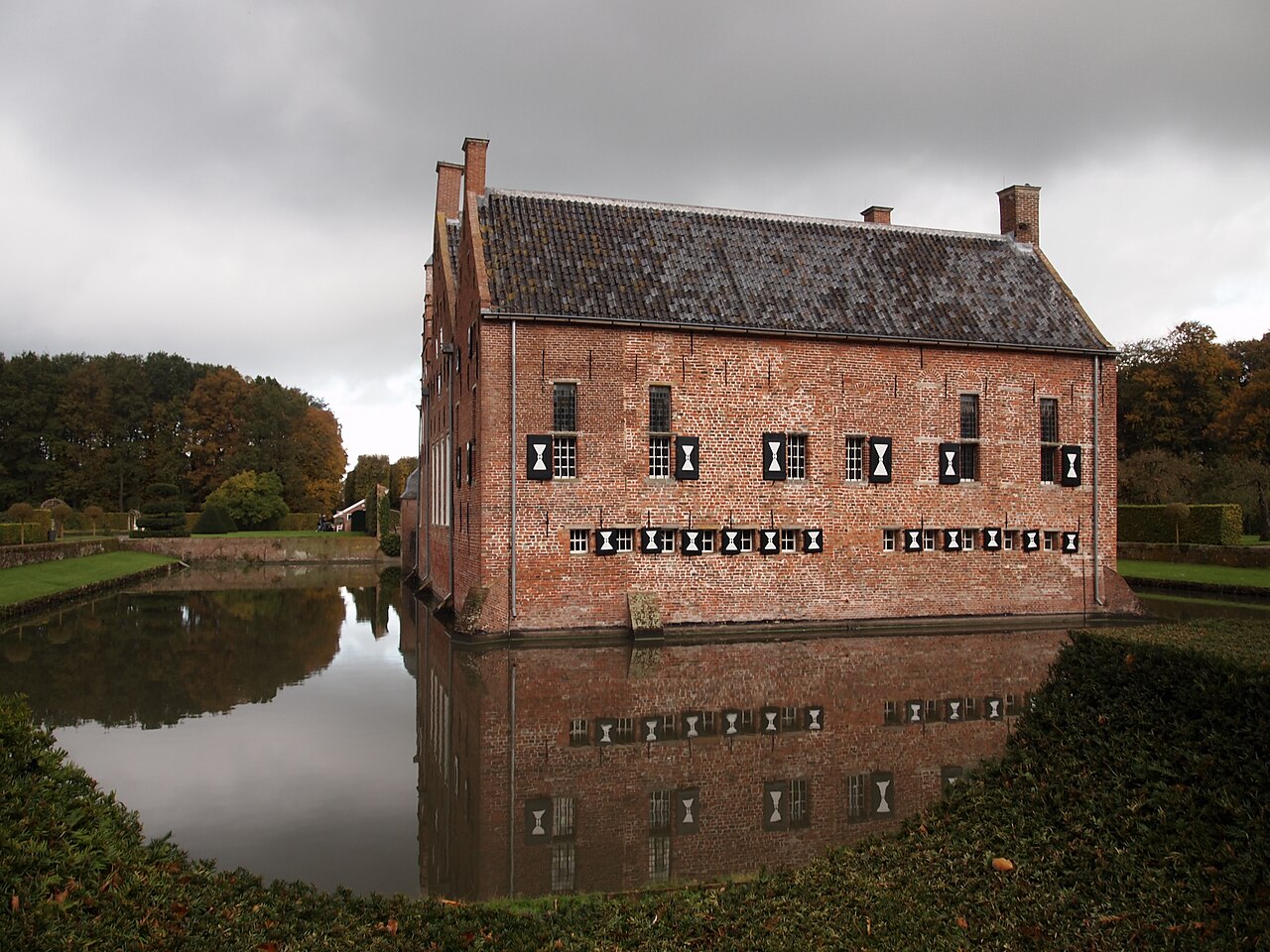 De Menkemaborg in Uithuizen, gezien vanaf de tuinzijde van het landgoed.