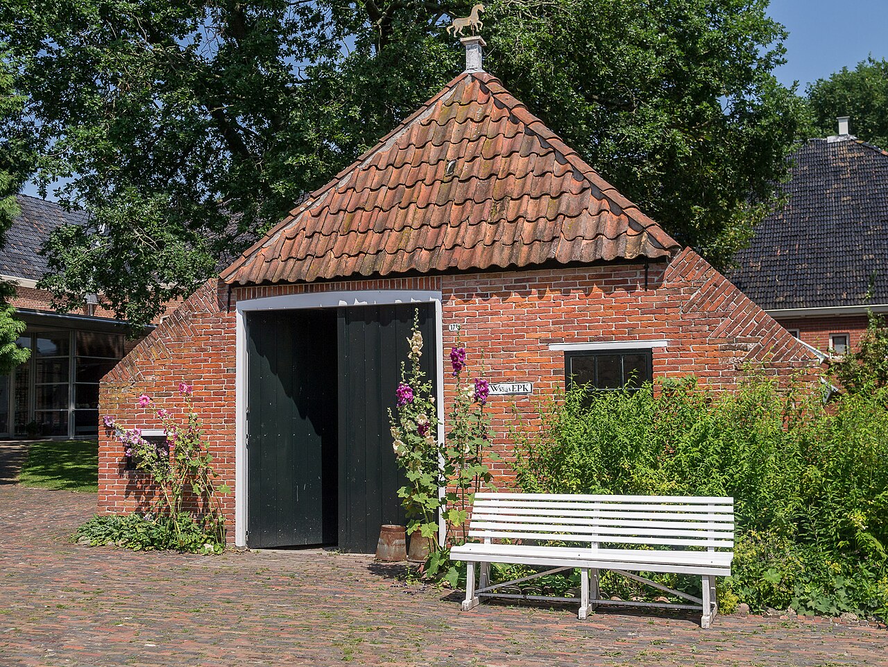Een historisch gebouw op het terrein van Openluchtmuseum Het Hoogeland in Warffum.