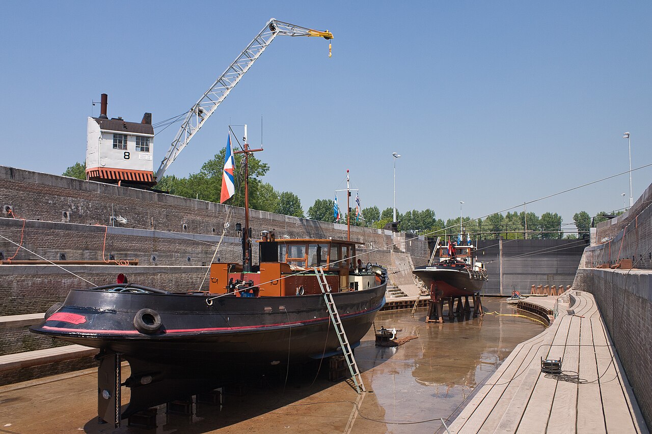 Een schip rust boven de droge bodem van Droogdok Jan Blanken in Hellevoetsluis.