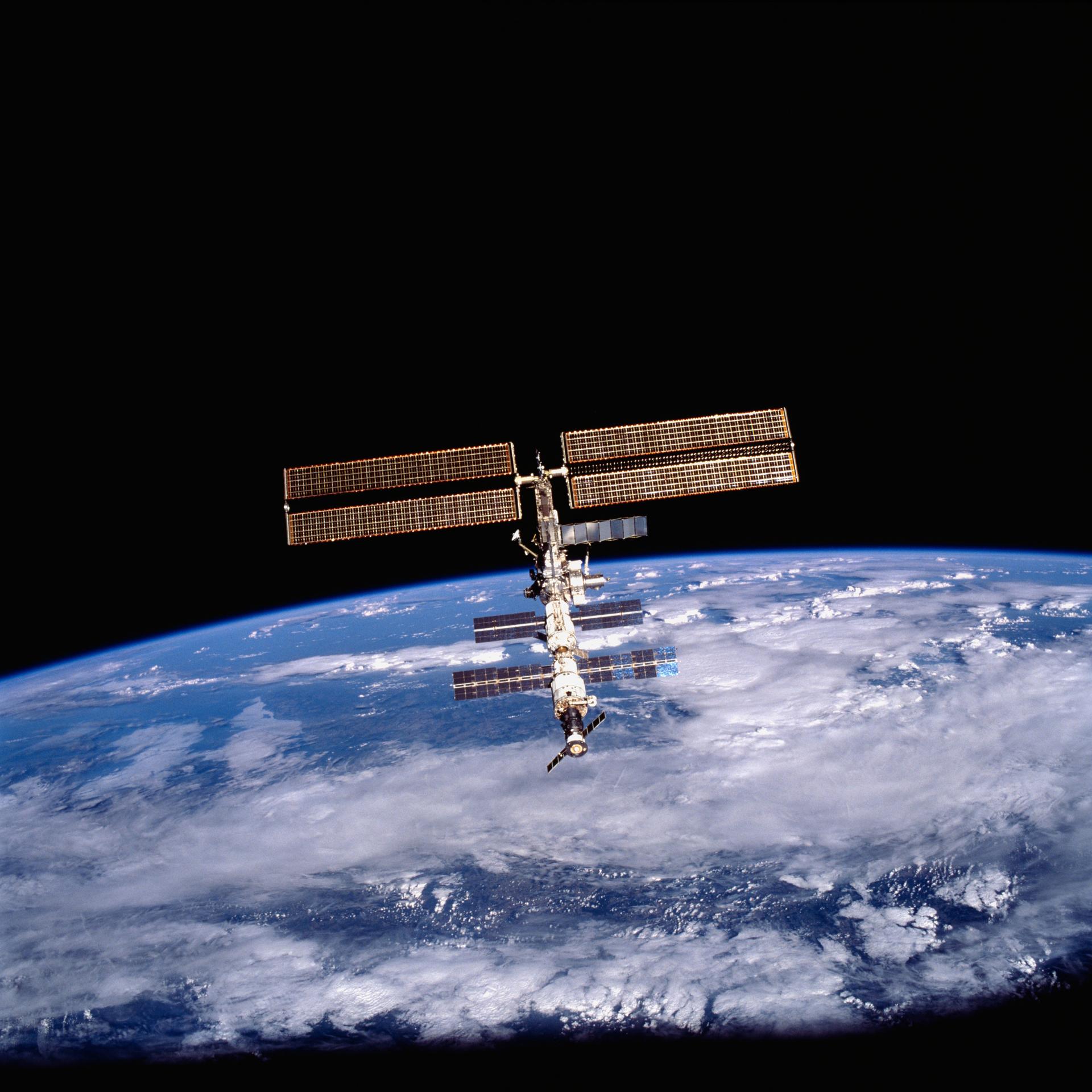 Het internationale ruimtestation boven de aarde, gefotografeerd vanuit Space Shuttle Discovery in 2001.