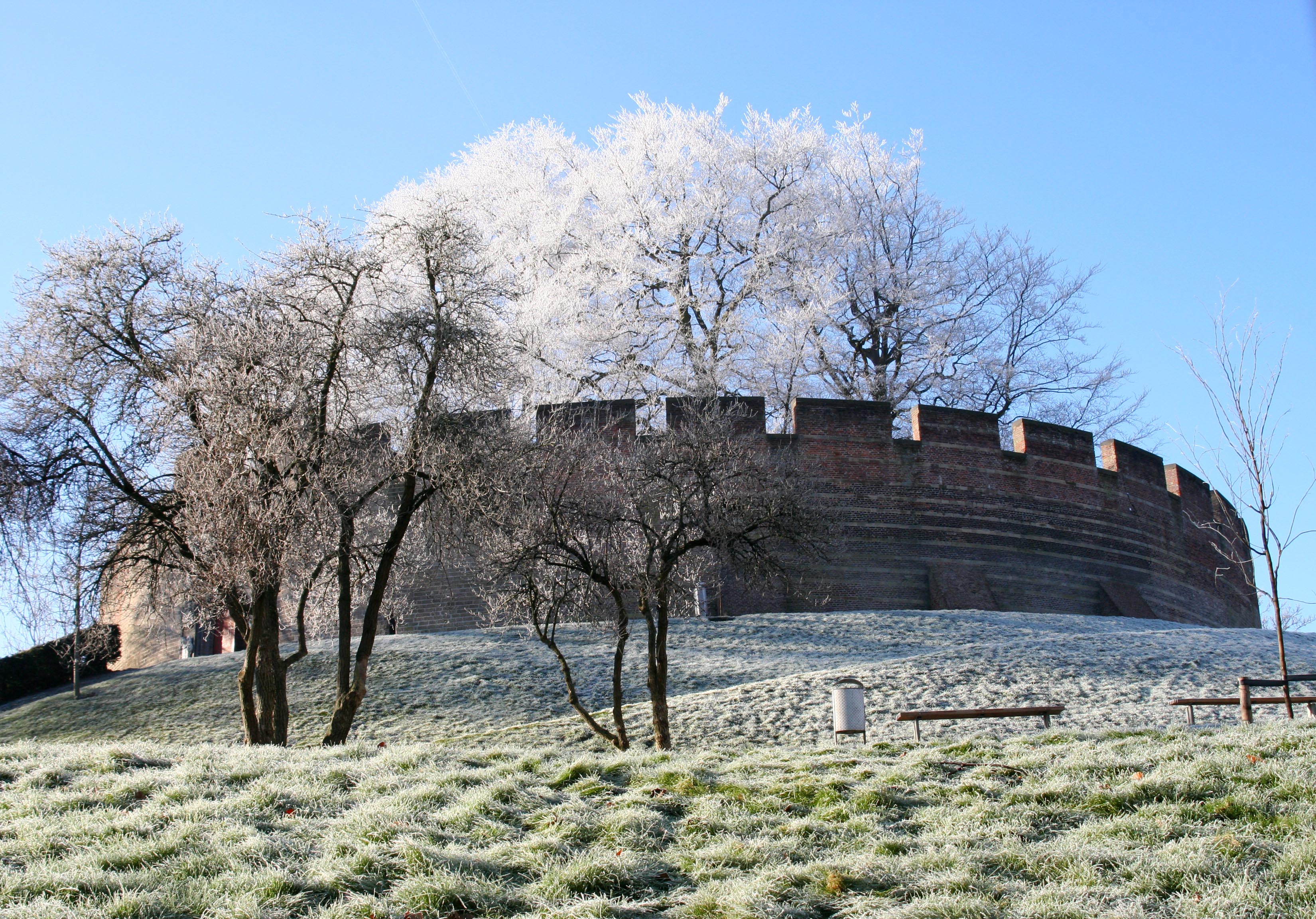 De ronde muur van de Burcht op de besneeuwde heuvel in Leiden.