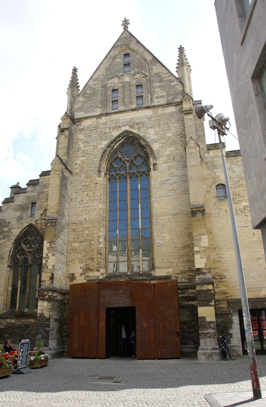 De westgevel en ingang van de Dominicanenkerk in Maastricht. De boekenflat binnen is niet afgebeeld.