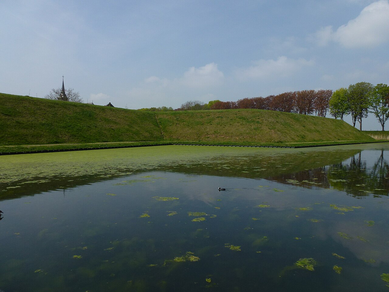Gracht en gereconstrueerde aarden vestingwerken van Stevensweert.