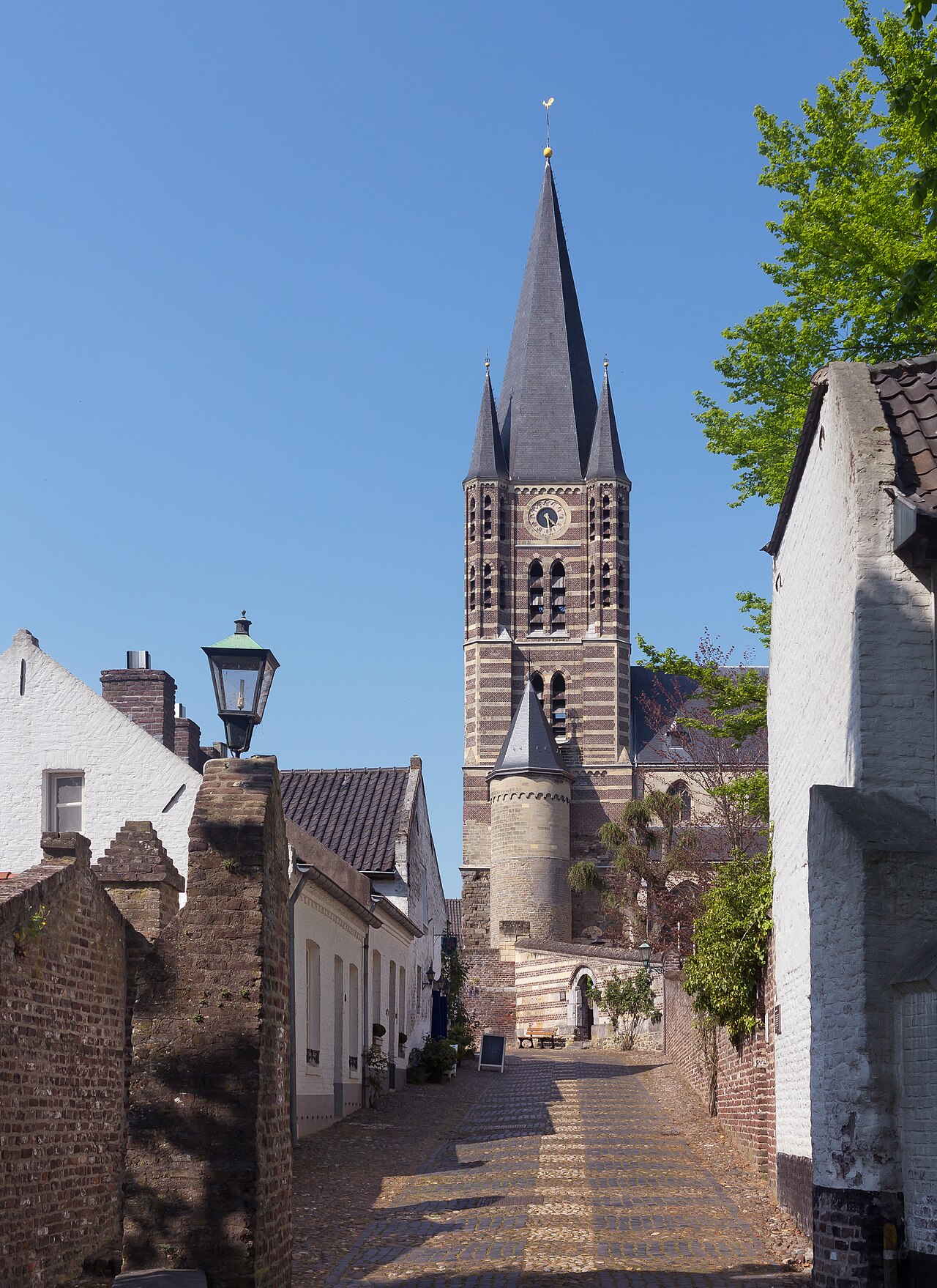 Straatbeeld met de toren van de Abdijkerk in Thorn.
