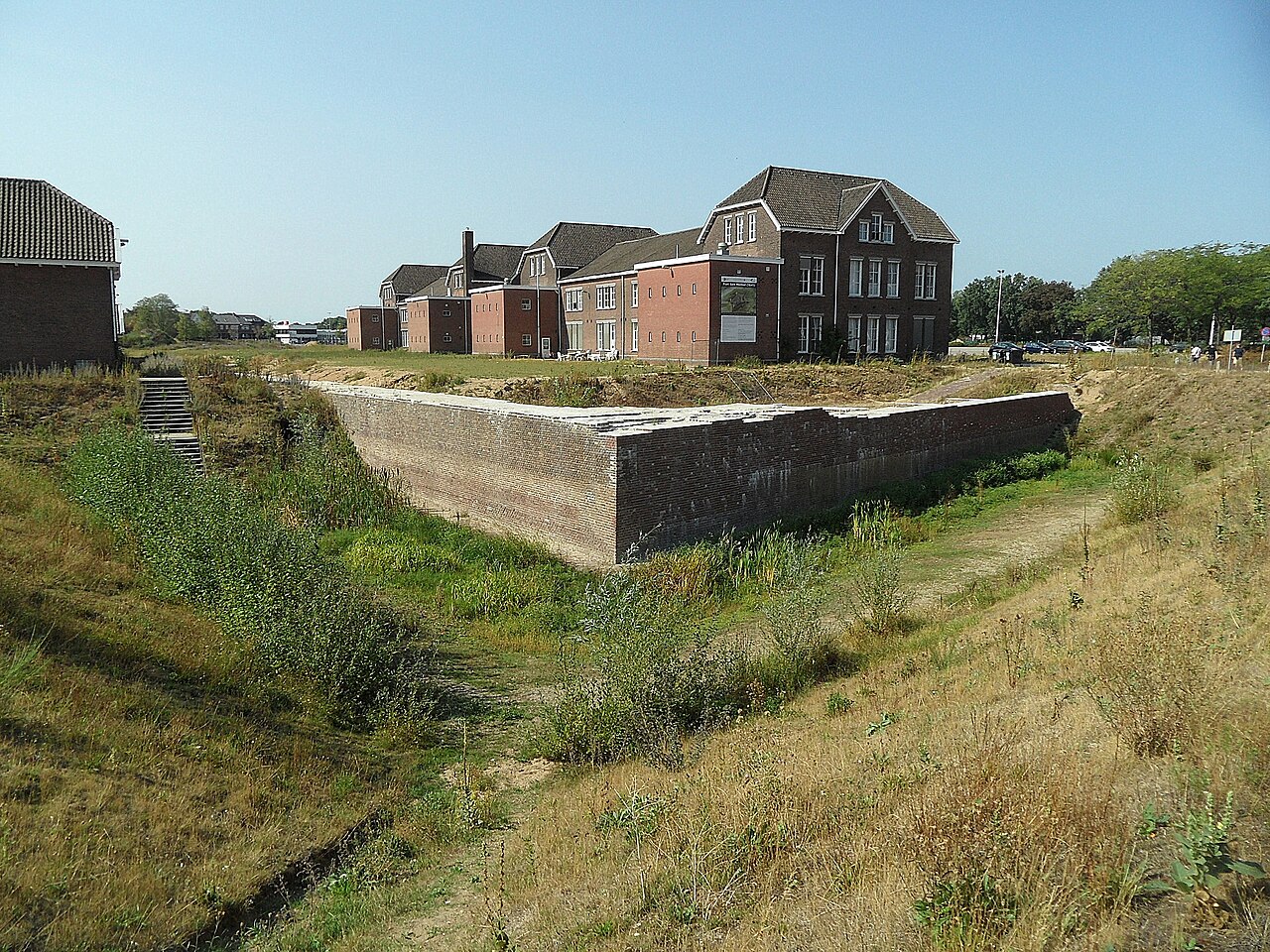 Een zichtbare muurrestenstructuur van Fort Sint-Michiel bij het voormalige kazerneterrein in Venlo-Blerick. Situatie in2018.