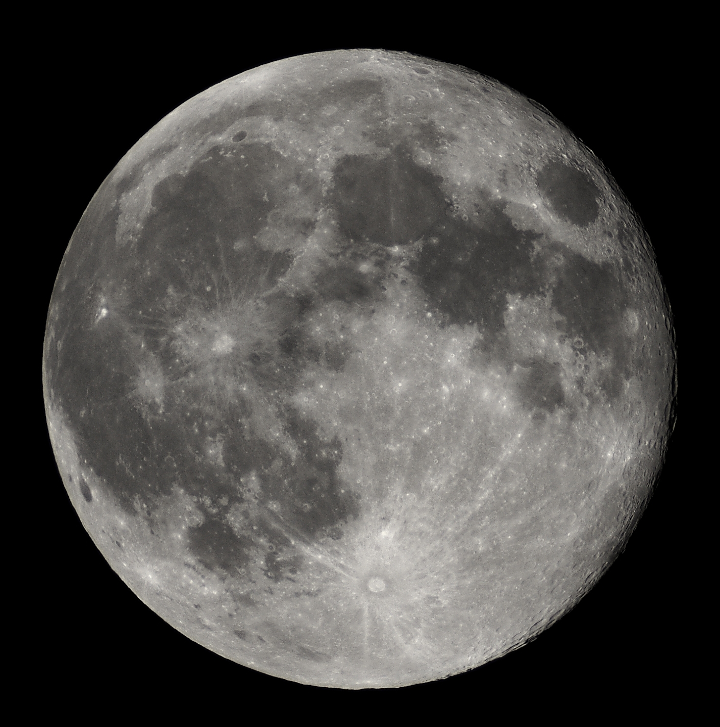 De volle maan met donkere vlaktes en lichtere kratergebieden.