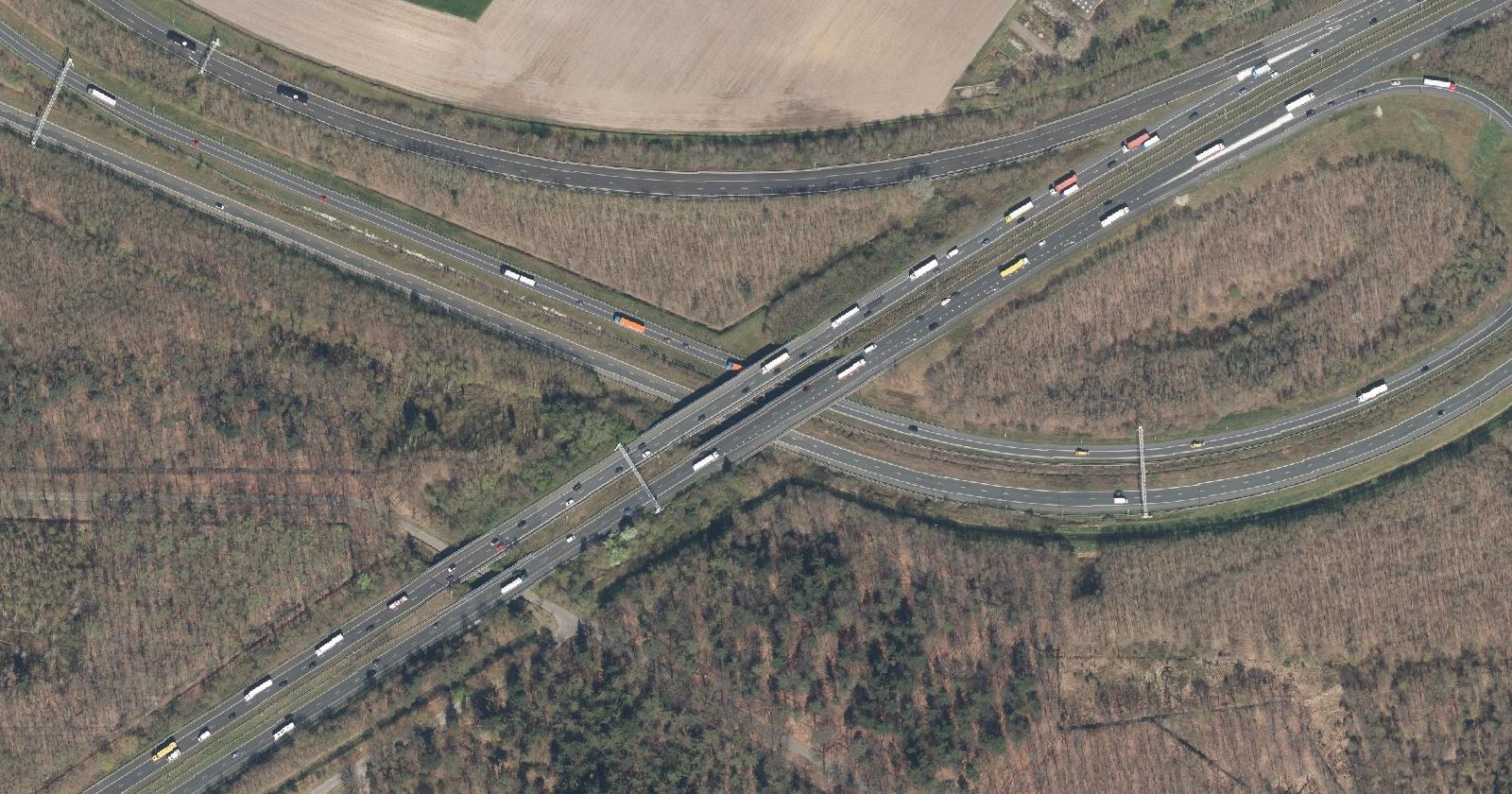 Luchtfoto uit 2026 van knooppunt Sint-Annabosch, waar de A27 en A58 samenkomen.
