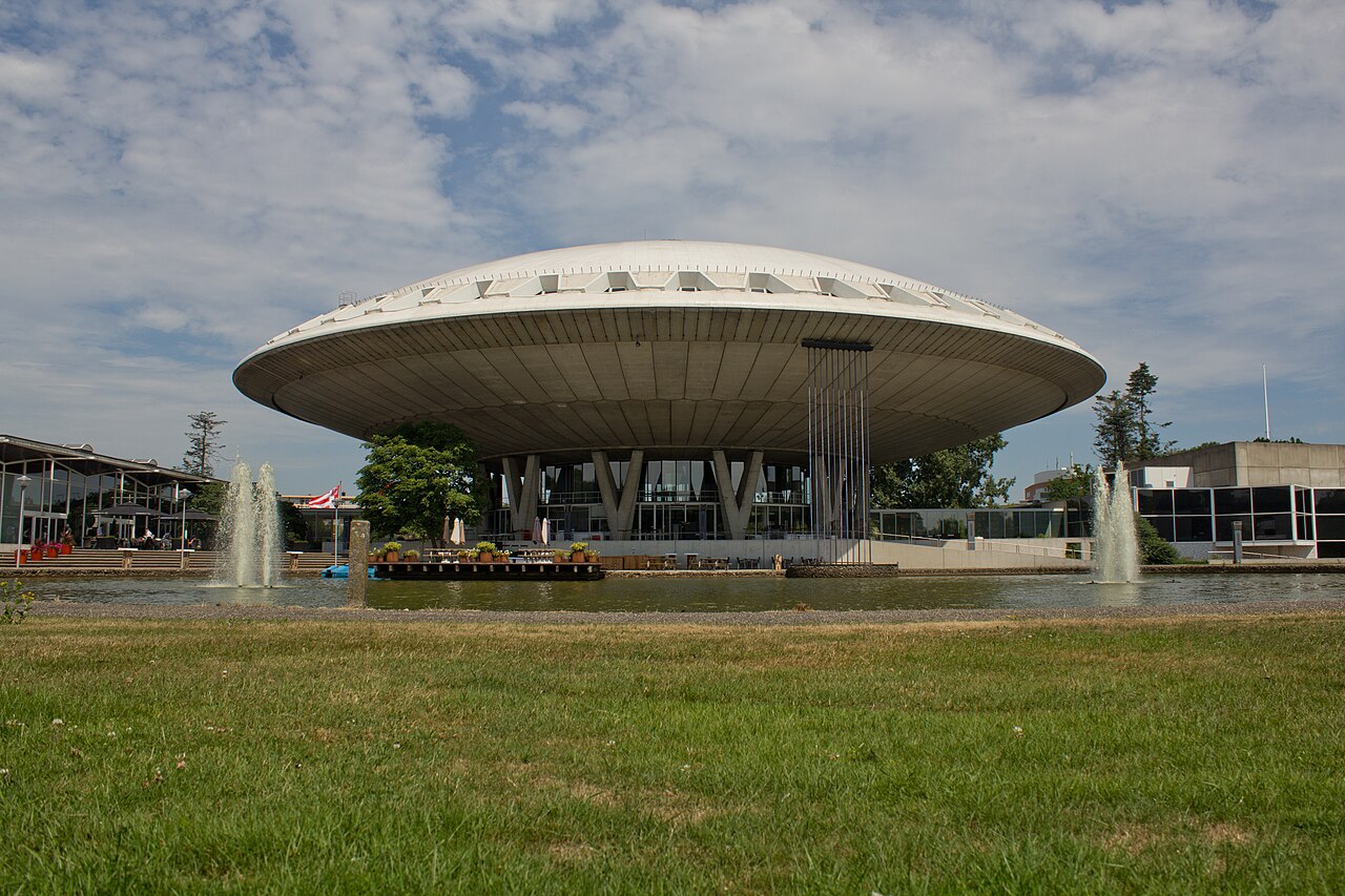 Het Evoluon in Eindhoven, met de schotelvorm en vijver.