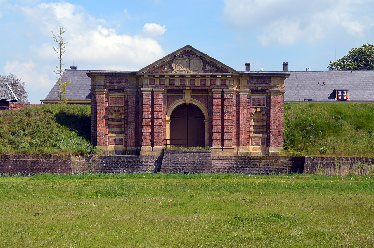 De Hampoort in Grave, met haar brede vleugels.