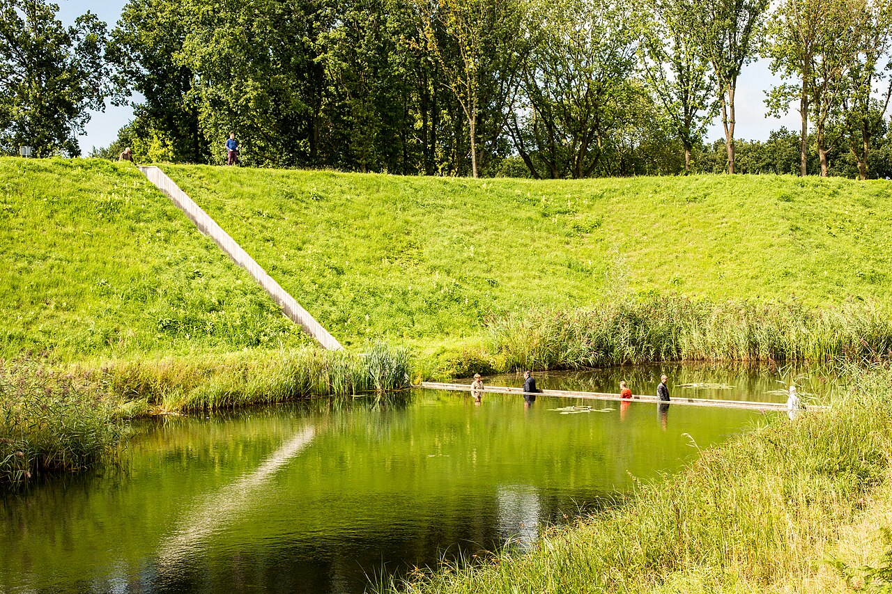 De bijna verborgen Mozesbrug ligt in de gracht van Fort de Roovere bij Halsteren.