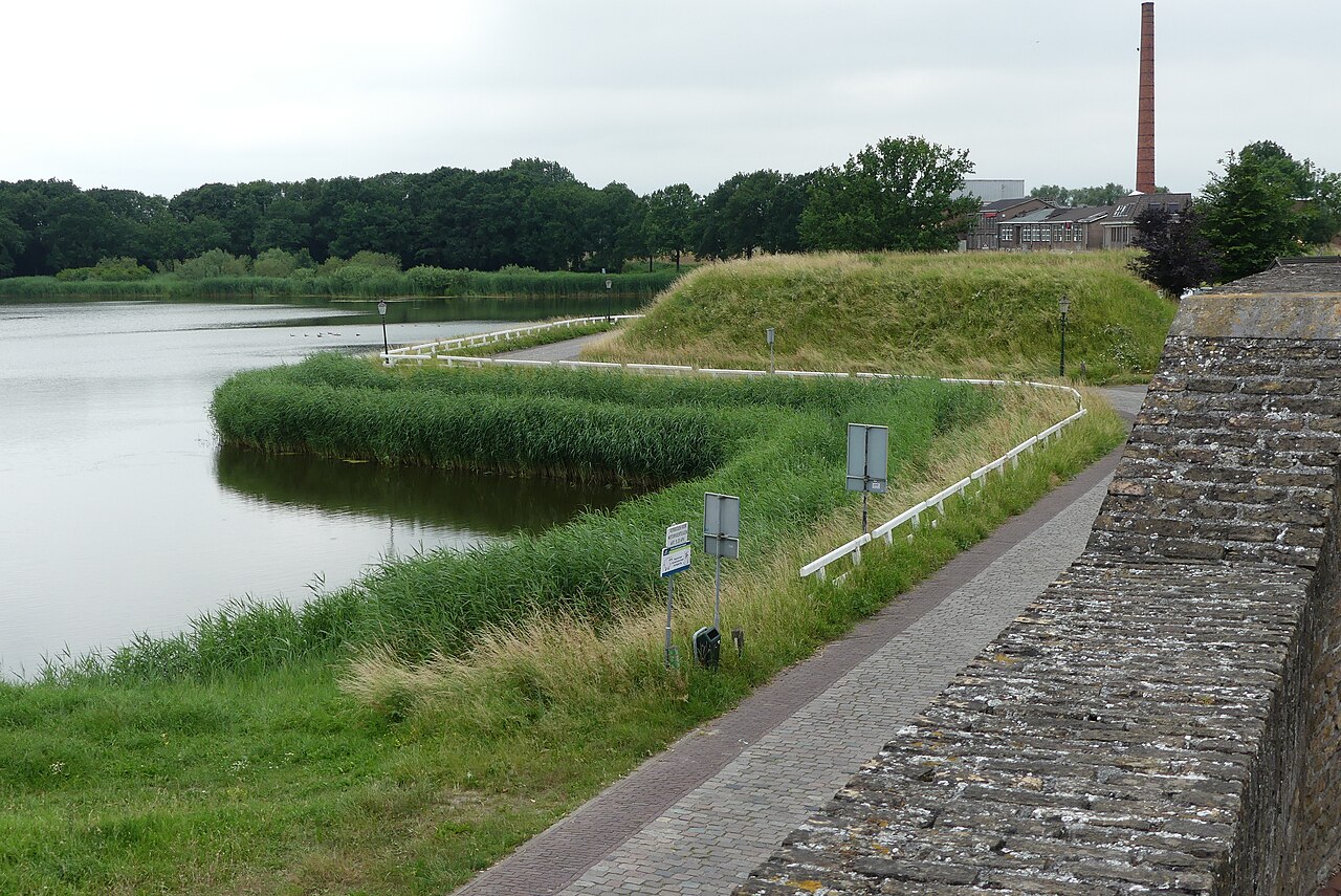 Vestingwal en water bij Heusden.