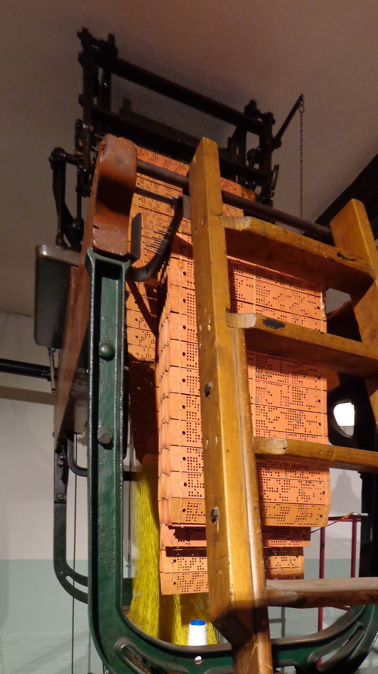 Een Jacquardgetouw met patroonkaarten in het TextielMuseum in Tilburg.