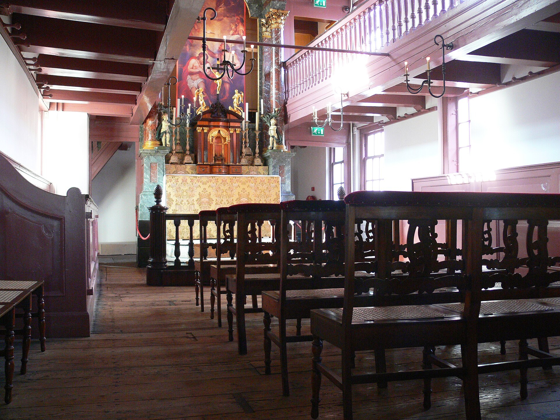 De zolderkerk van Museum Ons’ Lieve Heer op Solder in Amsterdam, met banken en galerijen.