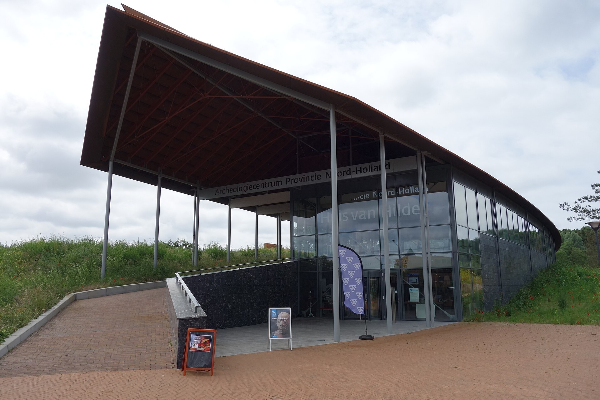 De buitenzijde van archeologiecentrum Huis van Hilde in Castricum; de foto toont niet de reconstructie van Hilde zelf.