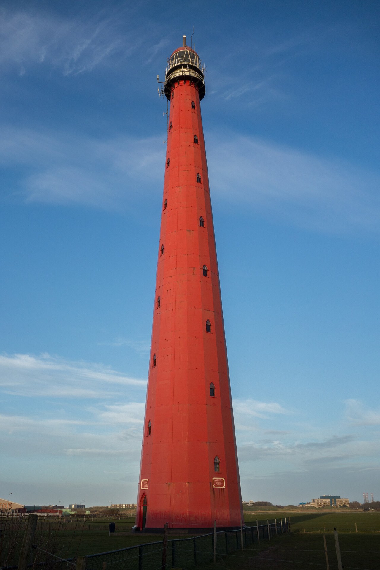 De rode gietijzeren vuurtoren Lange Jaap in Huisduinen. De foto toont niet de actuele renovatiesituatie.