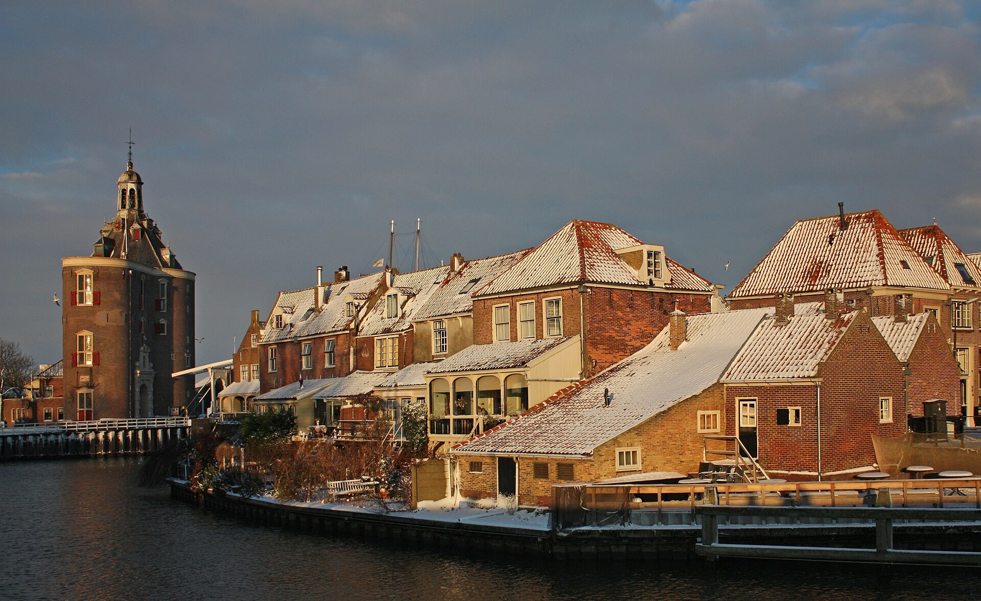 De Drommedaris en de havenbebouwing in Enkhuizen.