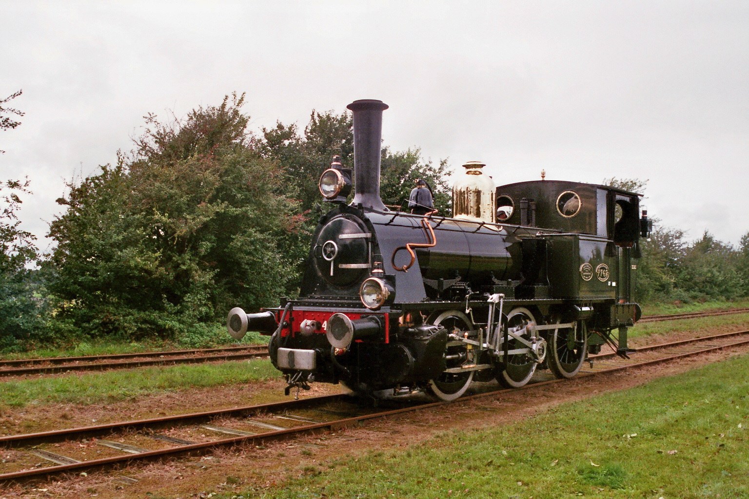 Stoomlocomotief NS 7742, bekend als Bello. Het beeld toont de museumlocomotief, niet zijn vroegere opstelling op een sokkel.
