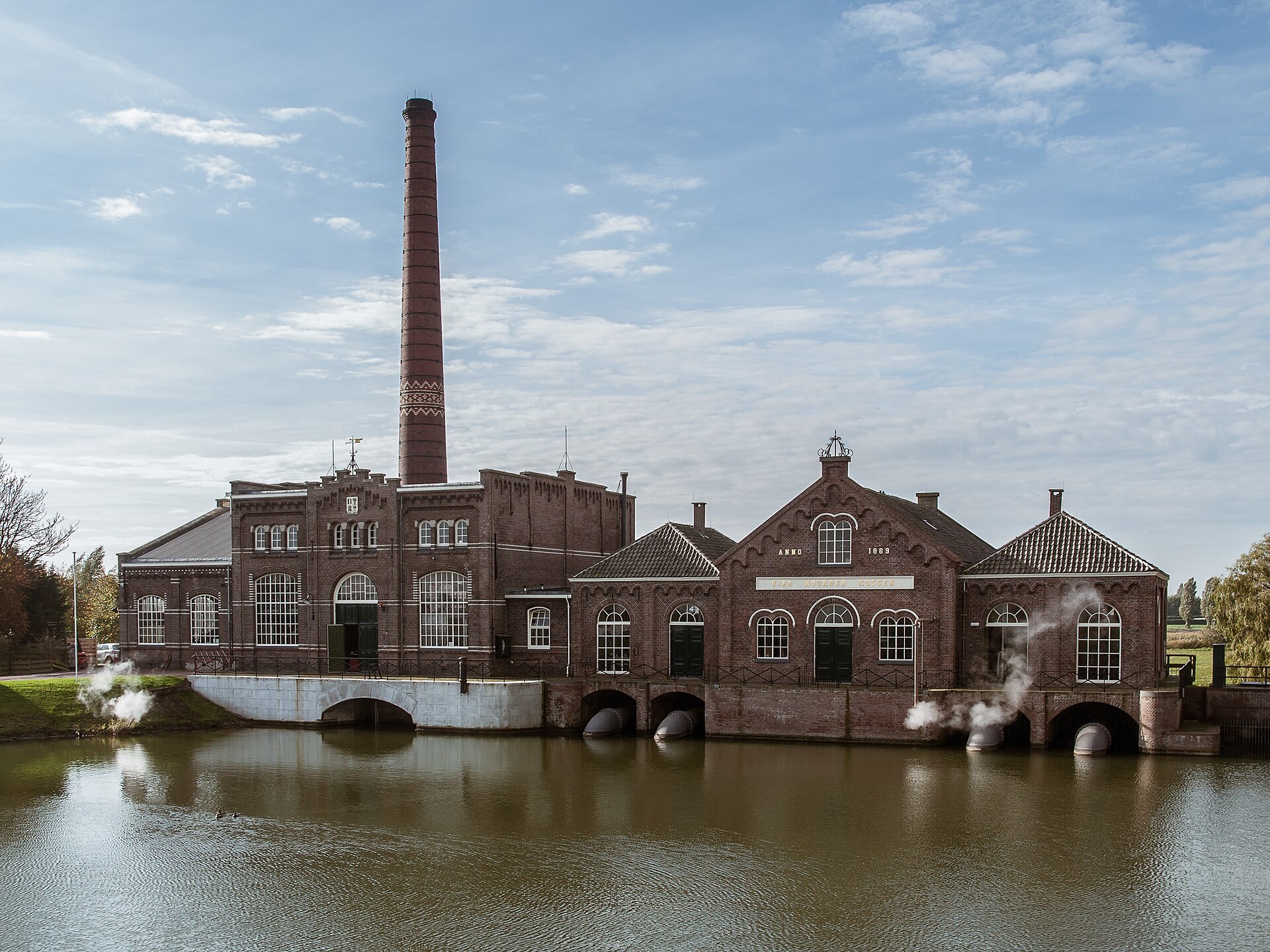 Stoomgemaal Vier Noorder Koggen bij Medemblik, gezien vanaf het water.