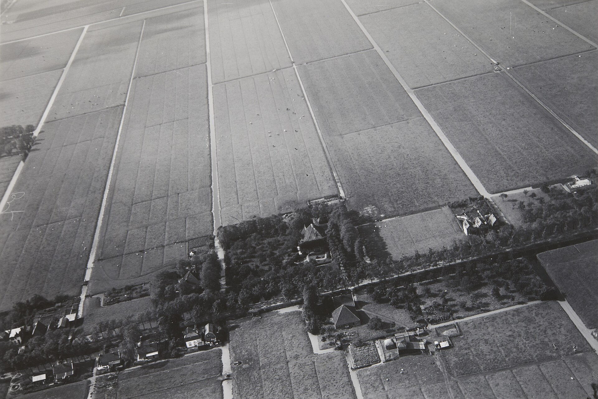 Historische luchtfoto van Middenbeemster met rechte kavellijnen. Collectie Nederlands Instituut voor Militaire Historie; geen recente luchtfoto.
