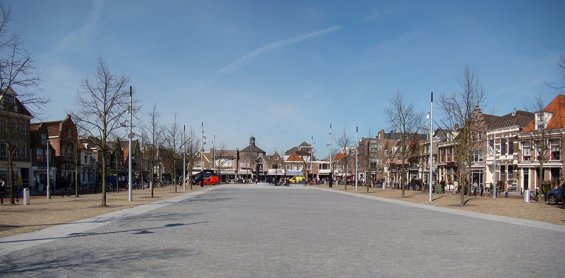 De Koemarkt in Purmerend, met het open plein en omliggende bebouwing. Geen opname van de vroegere veemarkt.
