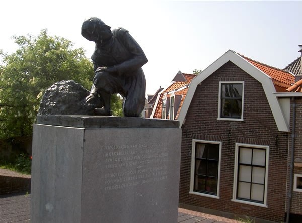 Het beeld van de dijkheld van Grada Rueb in Spaarndam. De figuur verbeeldt een verhaal, geen bewezen reddingsactie.