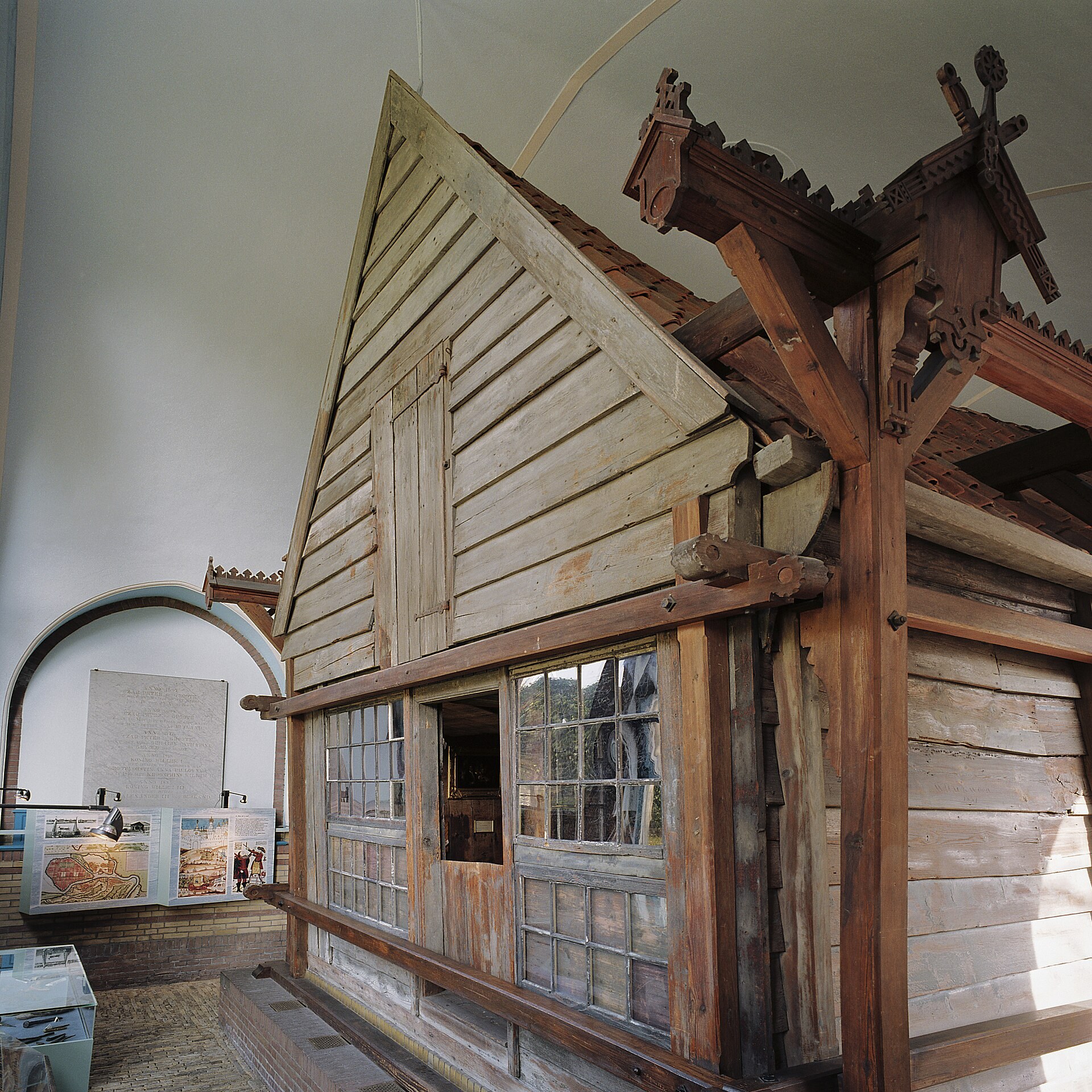 Het houten Czaar Peterhuisje binnen zijn latere beschermende gebouw in Zaandam.
