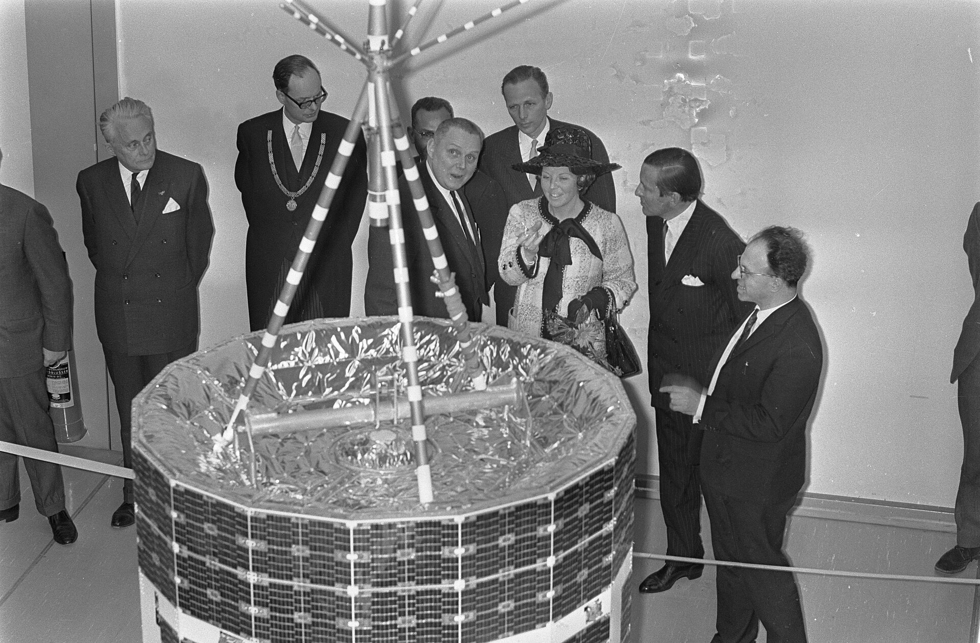 Prinses Beatrix en prins Claus bekijken met een gezelschap apparatuur tijdens de opening van ESTEC in 1968.
