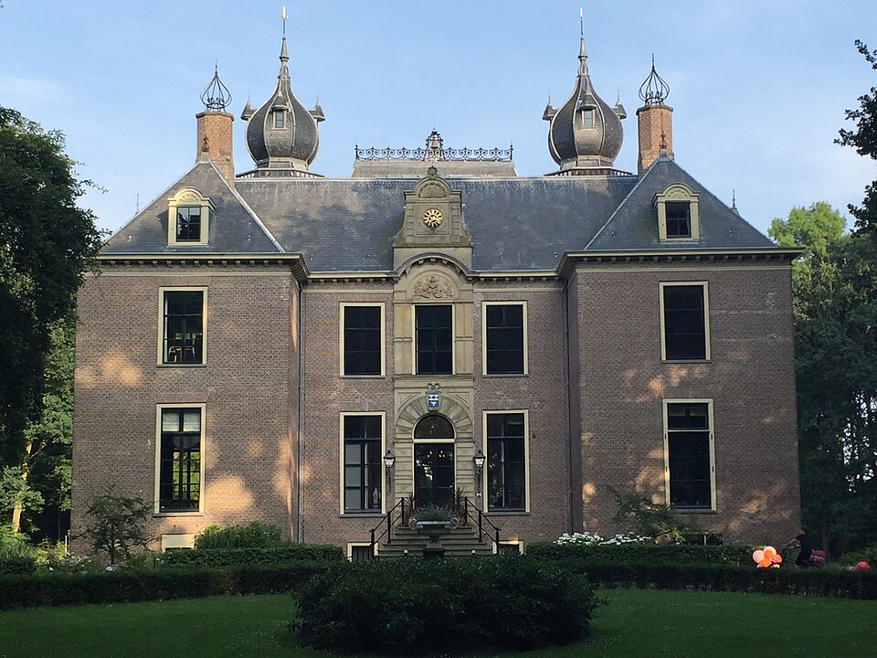 Kasteel Oud-Poelgeest in Oegstgeest met de kenmerkende torentjes en hoge daken.